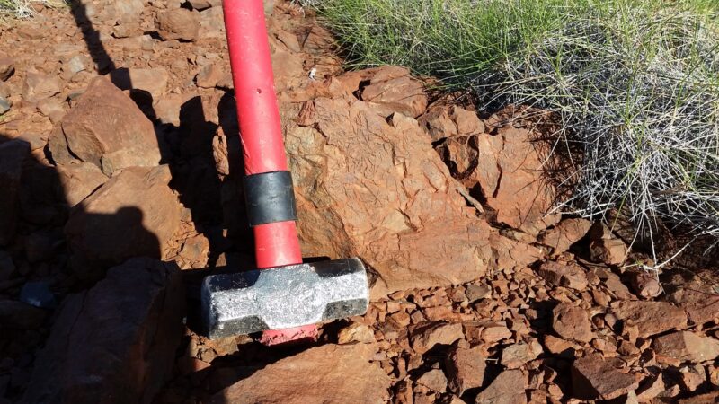A 3.27-billion-year-old komatiite lava from Pilbara, Australia